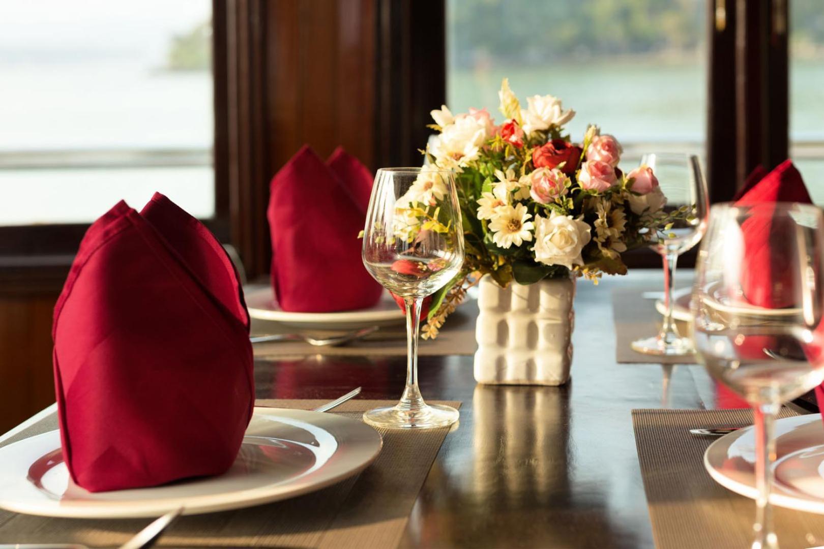 Cozy Bay Classic Cruise Ha Long Exterior photo