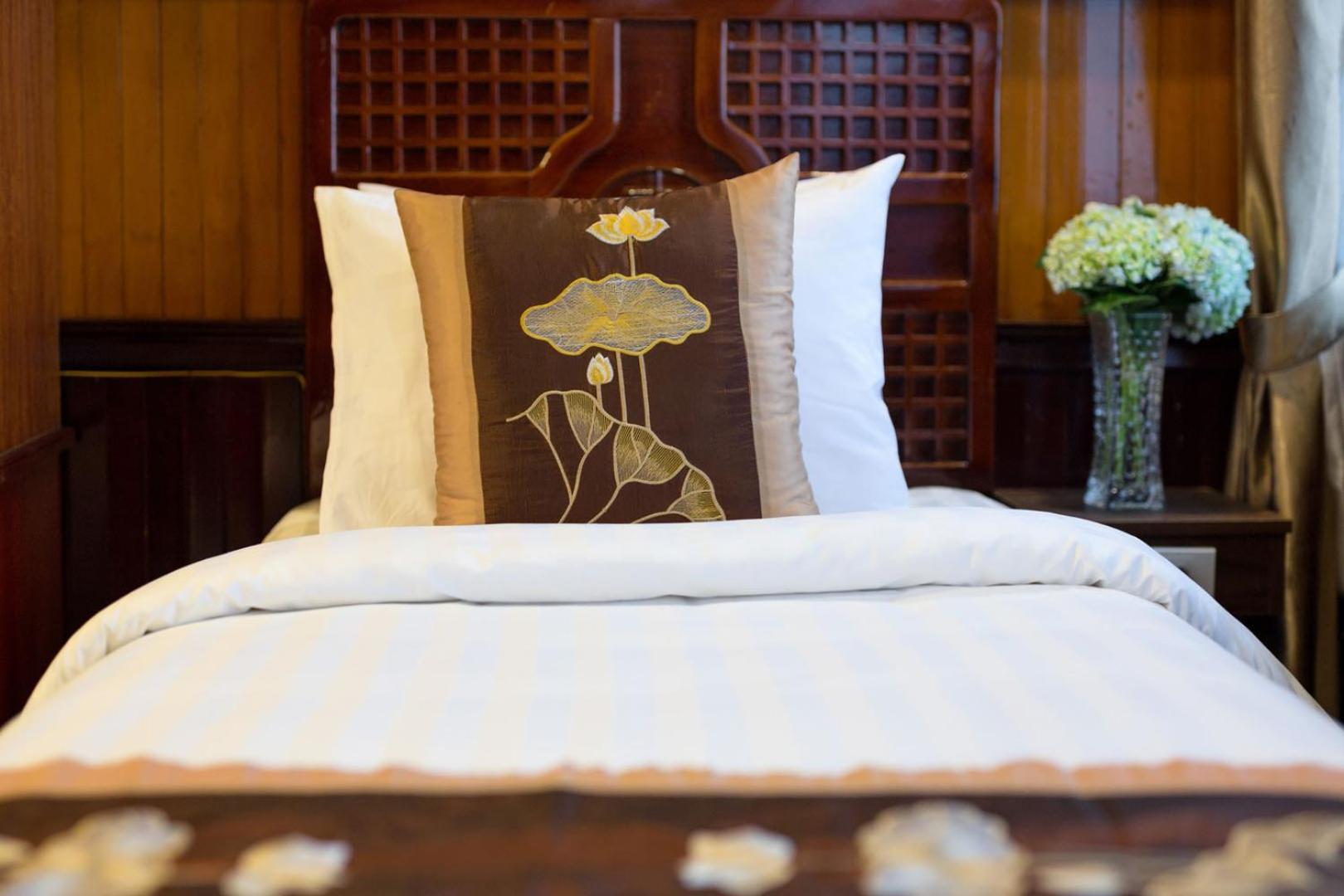 Cozy Bay Classic Cruise Ha Long Exterior photo