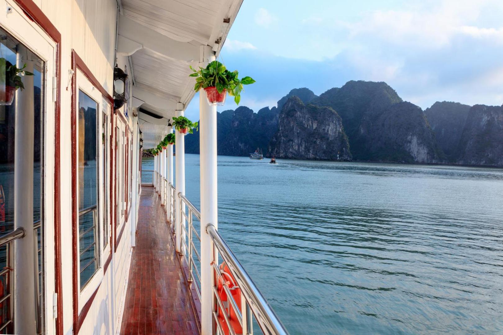 Cozy Bay Classic Cruise Ha Long Exterior photo