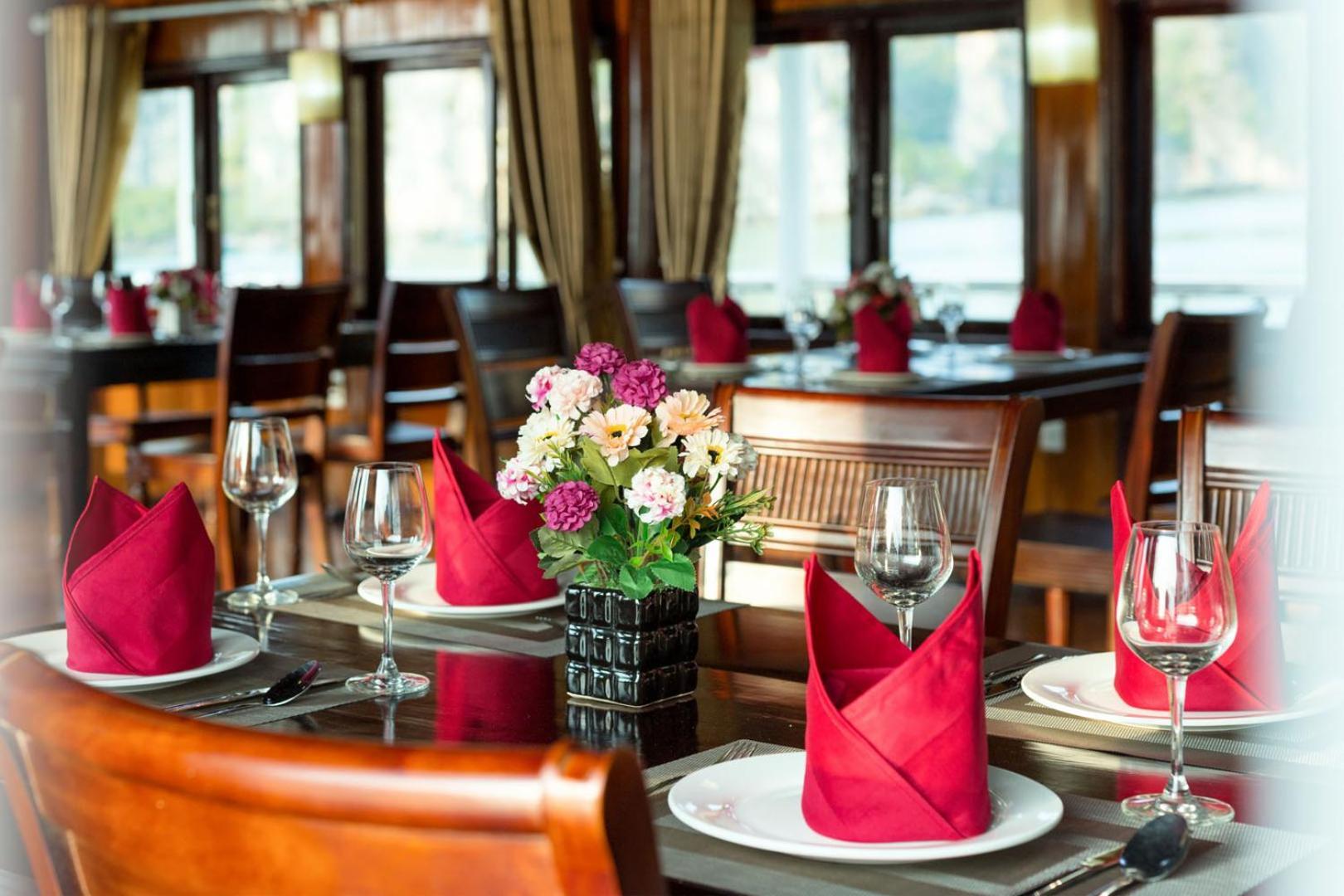 Cozy Bay Classic Cruise Ha Long Exterior photo